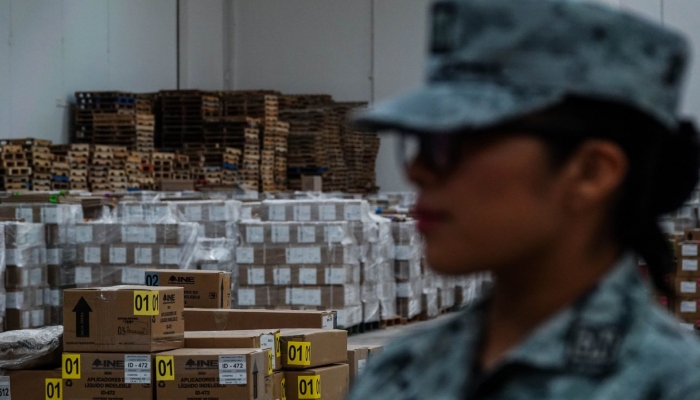 Elemento de la Guardia Nacional (GN) en el Centro Logístico de Distribución de las boletas electorales. 