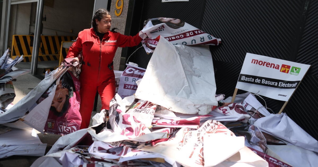 Activistas de Greenpeace Mexico devolvieron en la sede del Partido Morena pendones y lonas de propaganda electoral recogidos de puentes peatonales, postes y camellones de la Ciudad de México.