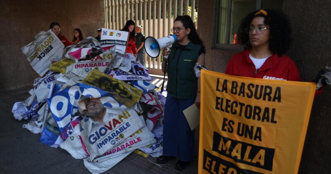 Activistas de Greenpeace México devolvieron en las sede del Partido Acción Nacional (PAN) pendones y lonas de propaganda electoral recogidos de puentes peatonales, postes y camellones de la Ciudad de México. Durante la acción desplegaron el mensaje "La basura electoral es una mala elección". 