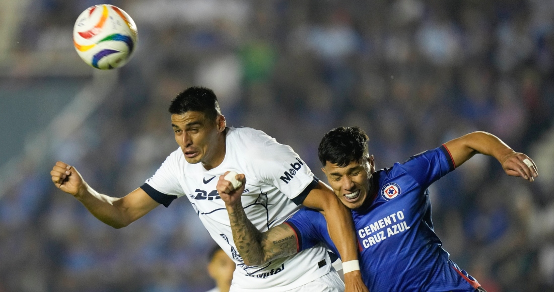 Guillermo Martínez, izquierda, de Pumas, remata de cabeza con la marca defensiva de Carlos Salcedo, de Cruz Azul, durante el partido de vuelta de los cuartos de final del futbol mexicano, en el estadio Ciudad de los Deportes, en la Ciudad de México, el domingo 12 de mayo de 2024.