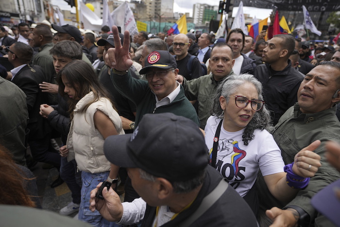 El Presidente colombiano Gustavo Petro saluda a sus seguidores mientras asiste a la marcha del Día Internacional de los Trabajadores en Bogotá, Colombia, el miércoles 1 de mayo de 2024.