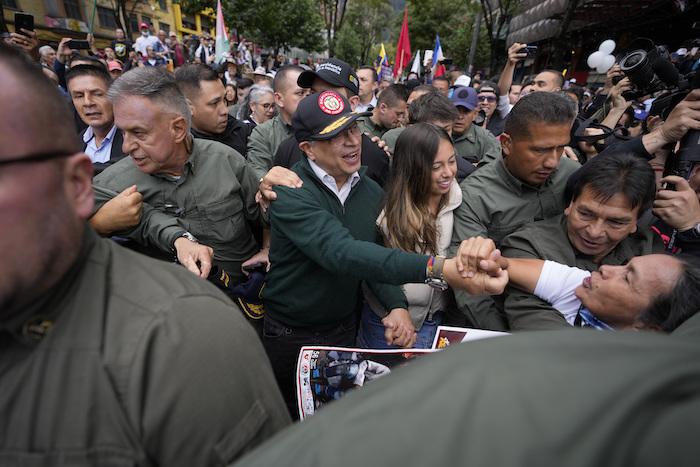 El Presidente colombiano Gustavo Petro saluda a sus seguidores mientras asiste a la marcha del Día Internacional de los Trabajadores en Bogotá, Colombia, el miércoles 1 de mayo de 2024.