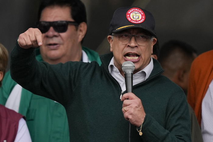 El Presidente colombiano Gustavo Petro se dirige a la gente en la marcha del Día Internacional de los Trabajadores en Bogotá, Colombia, el miércoles 1 de mayo de 2024.