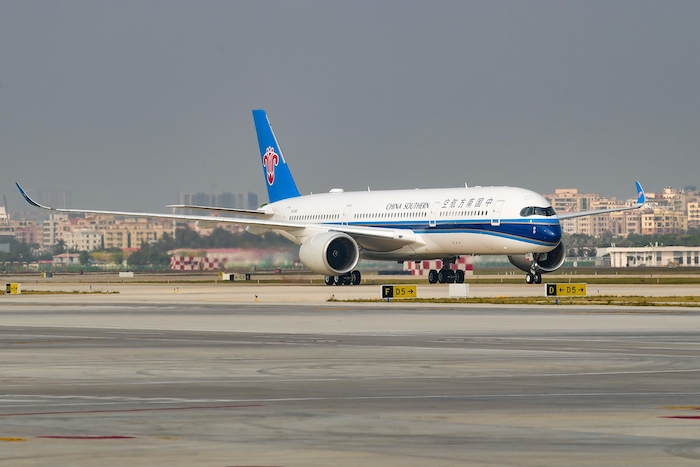 Imagen de archivo sin fechar muestra un avión Airbus A350 que presta servicio en la ruta aérea directa conectando a Shenzhen, en el sur de China, con la Ciudad de México en el Aeropuerto Internacional de Bao'an de Shenzhen, en Shenzhen, en la provincia de Guangdong, en el sur de China.