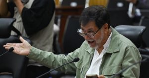 Gerardo Fernández Noroña, representate del PT en el INE, participa en la sesión del Consejo General.