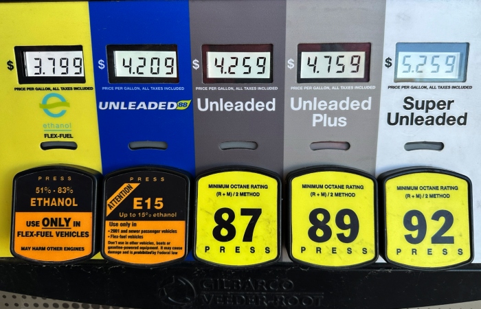 Precios de la gasolina, en una gasolinera en Riverwoods, Illinois, el 1 de abril de 2024.