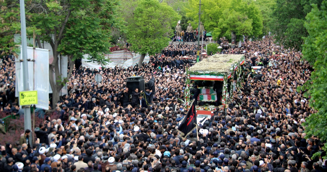 En esta fotografía proporcionada por la agencia de noticias Fars, dolientes rodean un camión que transporta los ataúdes del presidente iraní, Ebrahim Raisi, y otros fallecidos el domingo en un accidente de helicóptero, en Tabriz, Irán, martes 21 de mayo de 2024.