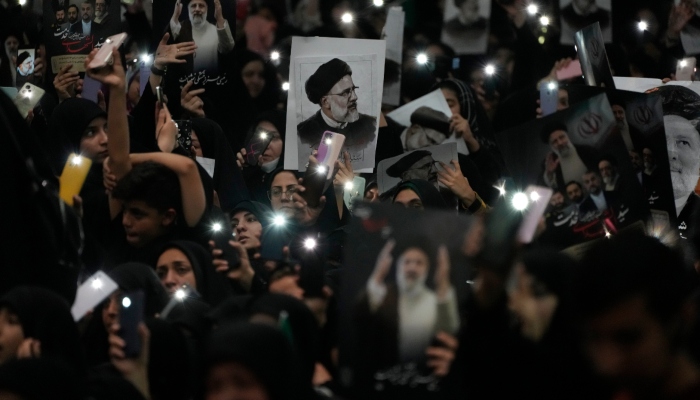 Dolientes sostienen carteles con la imagen del fallecido Presidente iraní Ebrahim Raisi en la gran mezquita Imán Jomeini en Teherán, Irán, el martes 21 de mayo de 2024. Los dolientes vestidos de negro iniciaron el martes varios días de funerales y procesiones por el fallecido Presidente de Irán, el Ministro de Exteriores y otros muertos en un choque de helicóptero, en una serie de actos dirigidos por el Gobierno para homenajear a los muertos y dar una imagen de fuerza en un convulso Oriente Medio.