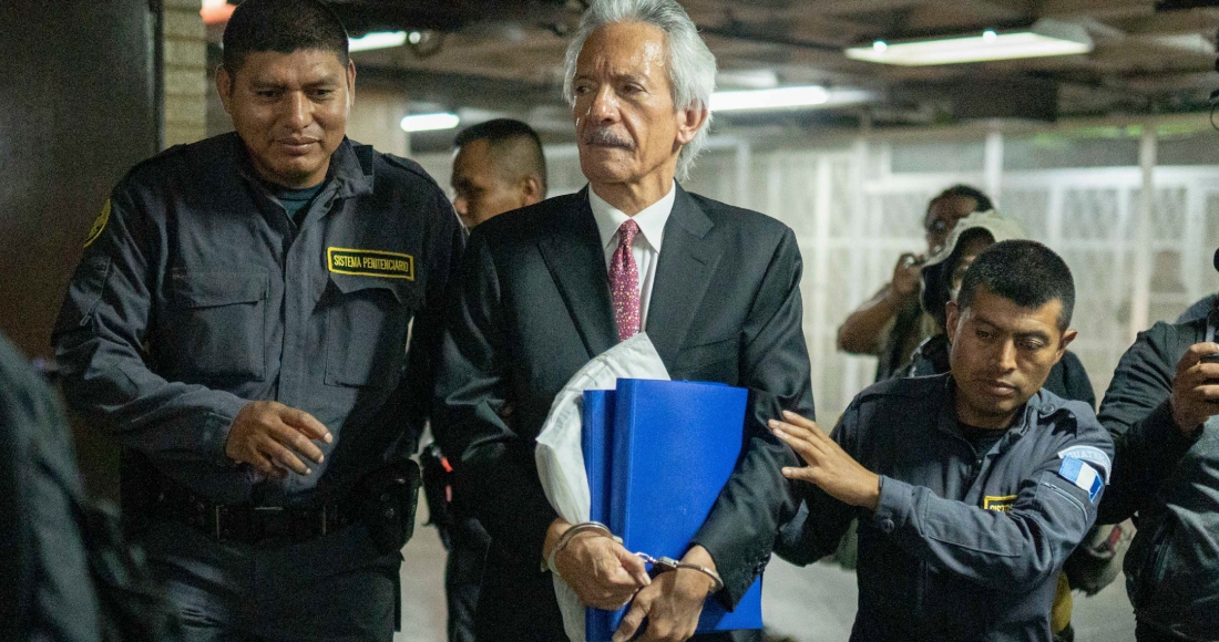 José Rubén Zamora es escoltado por la policía a la corte para una audiencia en un caso de lavado de dinero en la Ciudad de Guatemala, el 14 de junio de 2023. 