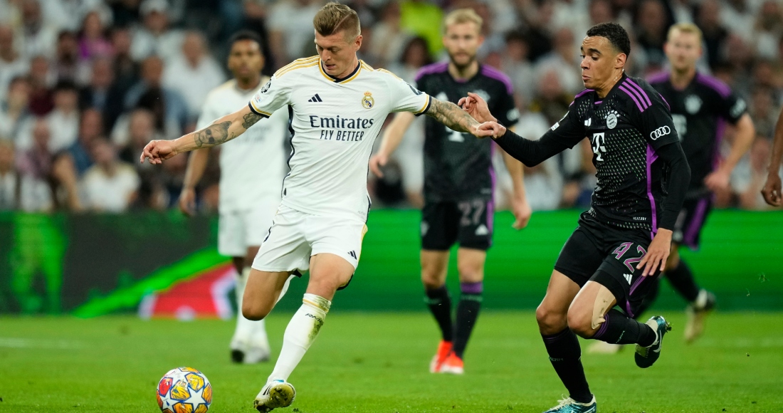 El jugador del Real Madrid Toni Kroos (izquierda) protege el balón ante Jamal Musiala, del Bayern Múnich, durante el partido de vuelta de las semifinales de la Liga de Campeones, en el estadio Santiago Bernabeu, en Madrid, el 8 de mayo de 2024.