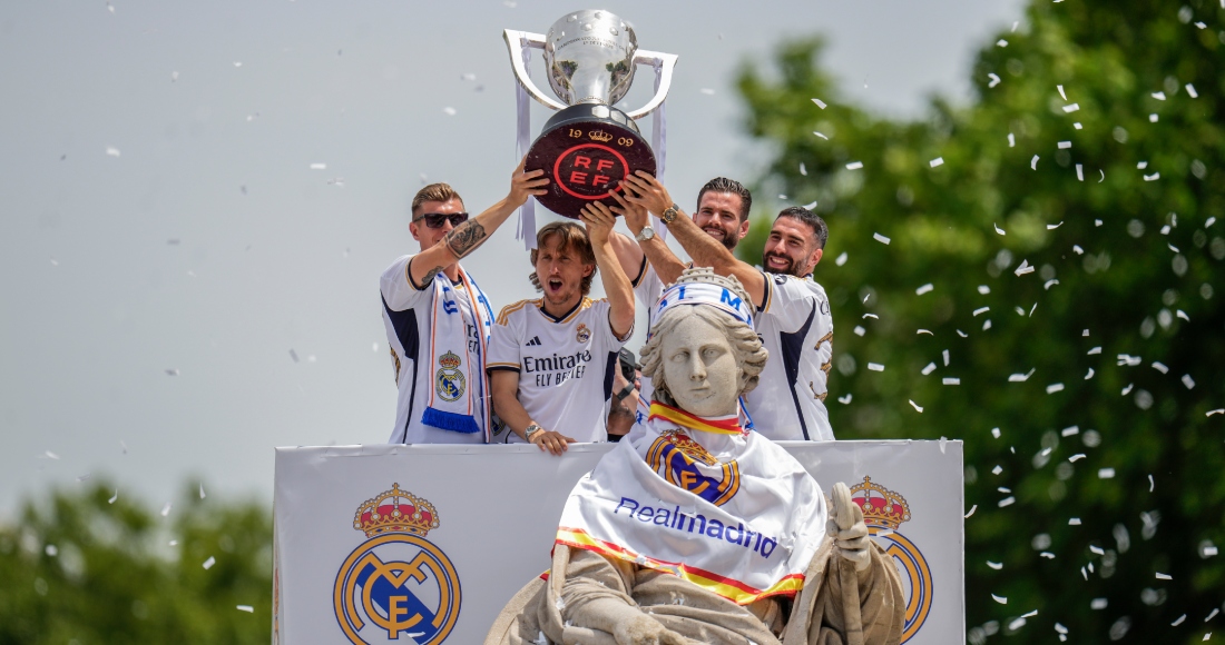 De izquierda a derecha, los jugadores del Real Madrid Toni Kroos, Luka Modric, Nacho y Dani Carvajal sostienen la copa de la Liga española durante la celebración del título en la plaza de Cibeles, en Madrid, el 12 de mayo de 2024. 