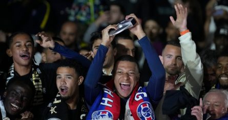 Kylian Mbappé celebra con sus compañeros del Paris Saint-Germain el título de la liga francesa, el domingo 12 de mayo de 2024, en París.