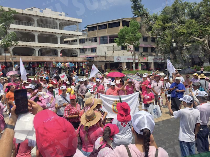 Unas 300 personas de Acapulco, Guerrero, simpatizantes de Xóchitl Gálvez Ruiz, marcharon del parque de la Reina al Zócalo con banderines con el nombre de la candidata presidencial y banderas de México.