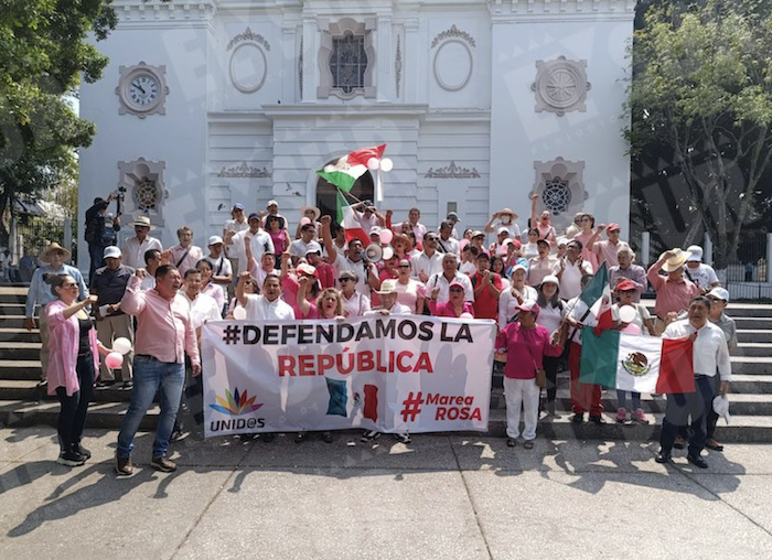 Al grito de “fuera la dictadura” y “fuera Morena”, esta mañana dirigentes de los partidos que integran la alianza PRI-PRD-PAN marcharon en el centro de Chilpancingo en el marco de la llamada “Marcha por la República”, organizada por los simpatizantes de la candidata presidencial Xóchitl Gálvez Ruiz.