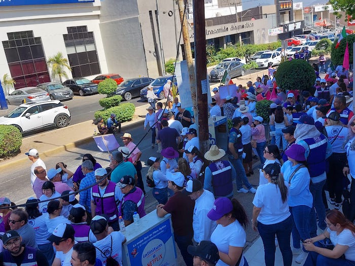 A diferencia de las tres anteriores marchas ciudadanas, en las que fue más discreta la participación de los partidos políticos, en esta ocasión la marcha fue en contra de Morena y a favor de la candidata presidencial por Fuerza y Corazón por México, Xóchitl Gálvez Ruiz.