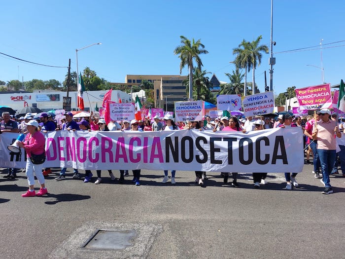 Con la participación mayoritaria de militantes y simpatizantes del Partido Sinaloense, se realizó en Culiacán la marcha ciudadana en defensa de la República que, de manera simultánea, se replicó en 76 ciudades del país y del extranjero.