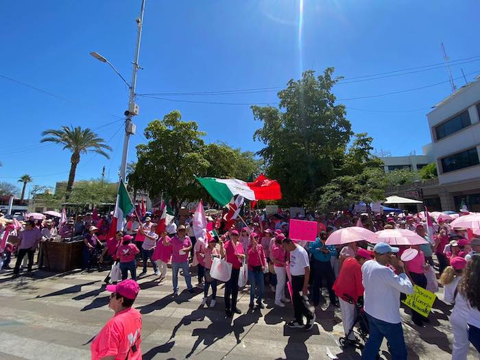 Los simpatizantes asistieron a la reunión con banderas y sombrillas color rosa para mostrar su respaldo a los candidatos de Fuerza y Corazón por México alrededor de las 10:00 horas.