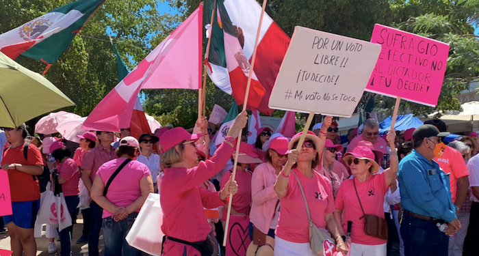 Ciudadanos asistieron a concentración de Marea Rosa en apoyo a Xóchitl Gálvez, candidata de la coalición PRI-PAN-PRD, en la Plaza Zaragoza de Hermosillo este 19 de mayo.