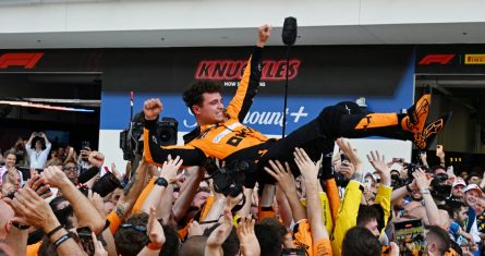 El piloto británico de Fórmula 1 Lando Norris (McLaren) celebró este domingo su primera victoria al imponerse en el Gran Premio de Miami, sexta prueba del Mundial, donde el líder Max Verstappen (Red Bull) abrió la puerta de manera inesperada, mientras que los españoles Carlos Sainz (Ferrari) y Fernando Alonso (Aston Martin) terminaron cuarto y noveno.