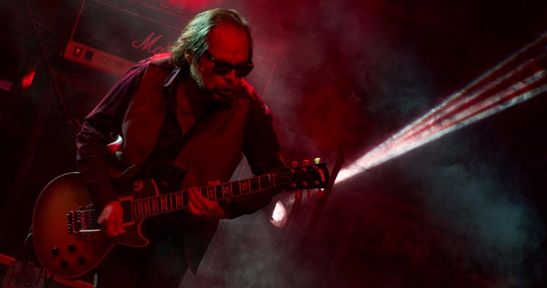 Lino Nava, guitarrista de La Lupita, durante su presentación en el recinto La Maraka.