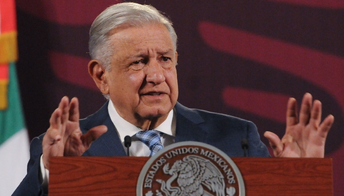 Andrés Manuel López Obrador, Presidente de México, responde a la prensa durante la conferencia "mañanera", el 15 de abril.