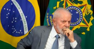 El Presidente brasileño Luiz Inacio Lula da Silva asiste a una reunión ministerial sobre los planes para apoyar al estado de Rio Grande do Sul, afectado por las inundaciones, en el palacio presidencial, en Brasilia, Brasil, el lunes 13 de mayo de 2024.