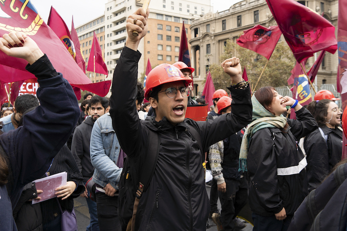 Manifestantes asisten a una marcha en el Día Internacional de los Trabajadores en Santiago, Chile, el miércoles 1 de mayo de 2024.