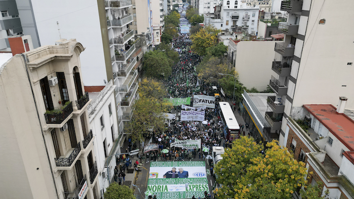 Manifestantes marchan en el Día Internacional de los Trabajadores en Buenos Aires, Argentina, el miércoles 1 de mayo de 2024.