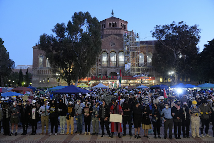 Manifestantes propalestinos entrelazan los brazos en el campus de UCLA el miércoles 1 de mayo de 2024 en Los Ángeles.