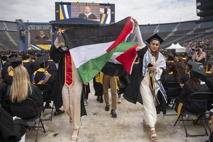 Manifestantes propalestinos protestan durante la ceremonia de graduación de la Universidad de Michigan, en Ann Arbor, Michigan, el sábado 4 de mayo de 2024.