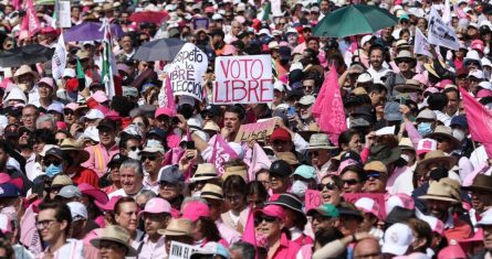 El Presidente Andrés Manuel López Obrador dijo la mañana de este jueves que la llamada "marea rosa" no engañó a nadie, sin embargo, aseguró que cuenta con la libertad que él no tuvo con gobiernos anteriores para manifestarse en el Zócalo de la Ciudad de México.