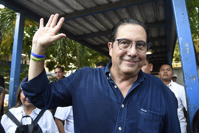 Martín Torrijos, expresidente y candidato del Partido Popular, a su salida tras sufragar en un centro de votación en las elecciones generales en Ciudad de Panamá, el domingo 5 de mayo de 2024.