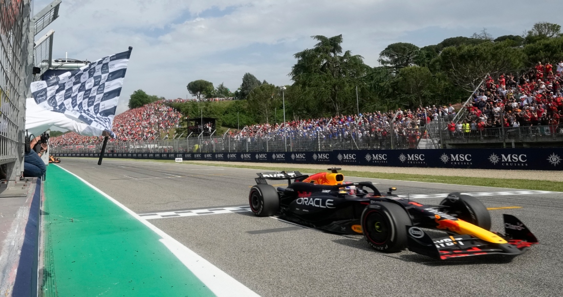 Max Verstappen al volante de su Red Bull cruza la meta al ganar el Gran Premio de Italia, el domingo 19 de mayo de 2024, en Imola.