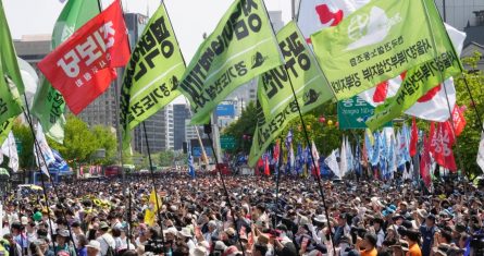 Miembros de la Confederación Coreana de Sindicatos se reúnen para una marcha del Primero de Mayo en Seúl, Corea del Sur, el miércoles 1 de mayo de 2024.