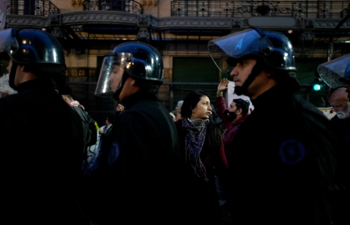 Una mujer protesta contra las medidas de austeridad del presidente ultraliberal de Argentina, Javier Milei, que incluyen despidos de empleados públicos, en las afueras del Congreso en Buenos Aires, Argentina, el viernes 12 de abril de 2024. 