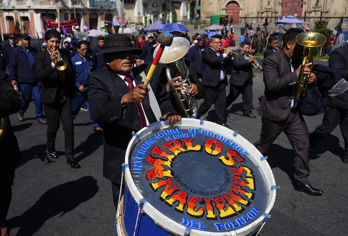 Músicos tocan durante una marcha por el Día Internacional de los Trabajadores en La Paz, Bolivia, el miércoles 1 de mayo de 2024.