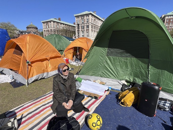 Nahla Al-Arian visita el campamento de protesta propalestino en el campus de la Universidad de Columbia, el jueves 25 de abril de 2024, en Nueva York.