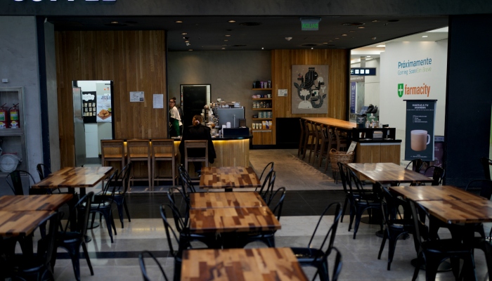 Las mesas están vacías en una cafetería abierta en el Aeropuerto Internacional Jorge Newbery durante una huelga general contra las reformas del Presidente Javier Milei en Buenos Aires, Argentina, el jueves 9 de mayo de 2024. 