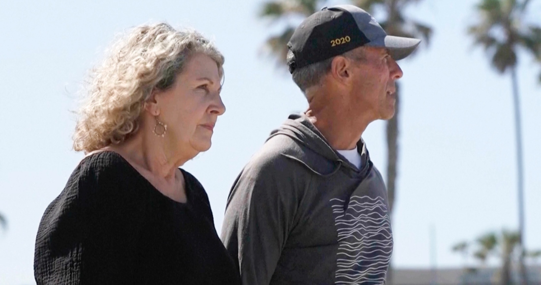 En esta imagen tomada de un video, la australiana Debra Robinson, junto a su esposo Martin, ofrecen una conferencia de prensa una playa en San Diego, Estados Unidos, el martes 7 de mayo de 2024, tras el asesinato en México de sus hijos y de un amigo estadounidense en un viaje para hacer surf. Sus hijos, Callum y Jake, y su amigo Jack Carter Rhoad fueron presuntamente asesinados al tratar de robarles su vehículo en Baja California, al otro lado de la frontera de San Diego, entre el 28 o el 29 de abril.