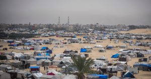 Palestinos desplazados por la ofensiva militar israelí en la Franja de Gaza caminan en un campamento improvisado en Rafah, Franja de Gaza, el viernes 10 mayo de 2024.