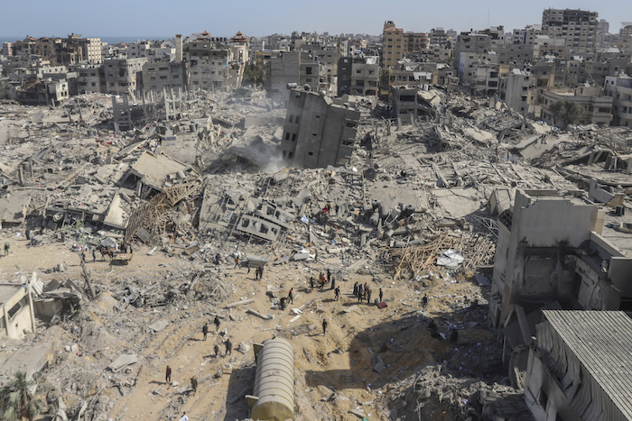 Palestinos caminan entre una zona devastada por la ofensiva aérea y terrestre de Israel cerca del hospital Shifa, el lunes 1 de abril de 2024, en Ciudad de Gaza, Franja de Gaza.