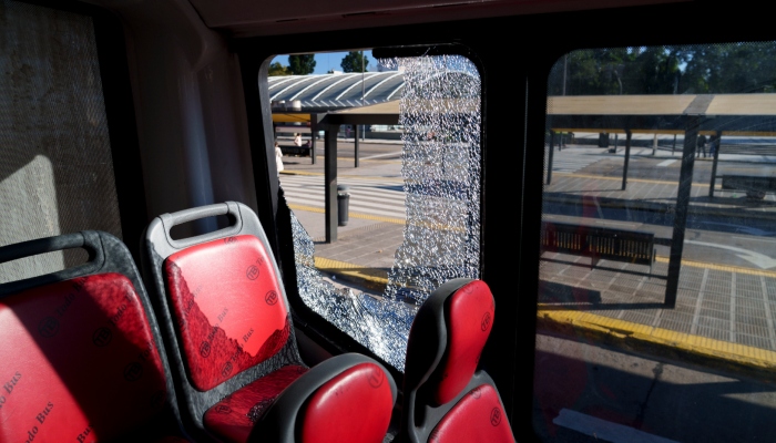 Un autobús estacionado afuera de la Estación Constitución tiene una ventana rota después de que alguien le arrojara una piedra durante una huelga general contra las reformas del Presidente Javier Milei en Buenos Aires, Argentina, el jueves 9 de mayo de 2024. 