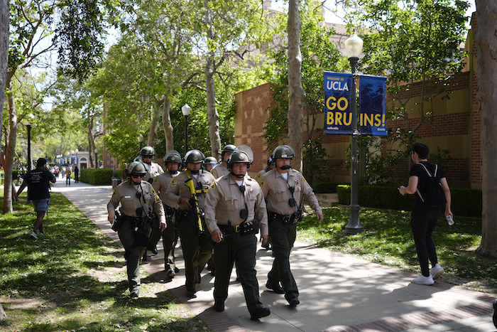 Policías en el campus de la Universidad de California en Los Ángeles después de enfrentamientos nocturnos entre grupos proisraelíes y propalestinos, el miércoles 1 de mayo de 2024, en Los Ángeles.