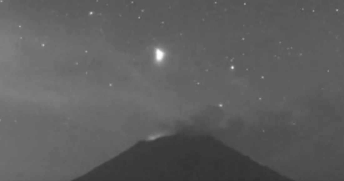 Una cámara del Centro Nacional de Prevención de Desastres (Cenapred), que monitorea las actividades del volcán Popocatépetl, registró ayer por la noche el paso de un objeto luminoso, el cual se elevó por encima del cráter.