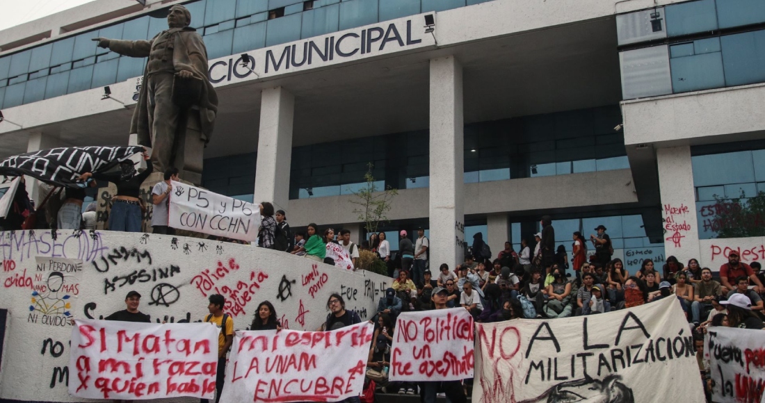 Estudiantes del plantel Colegio Ciencias de Humanidades plantel Naucalpan (CCH Naucalpan) luego de asamblea estudiantil marcharon hacía el Palacio Municipal donde realizaron algunas pinta y mitin exigiendo a los porros fuera de la UNAM. 