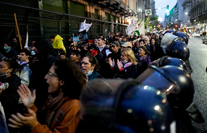 Manifestantes protestan contra los despidos de empleados públicos y otras medidas de austeridad del Presidente ultraliberal Javier Milei fuera del Congreso en Buenos Aires, Argentina, el viernes 12 de abril de 2024. El Gobierno de Milei recortó 15 mil puestos de trabajo en el sector público en los últimos tres meses.