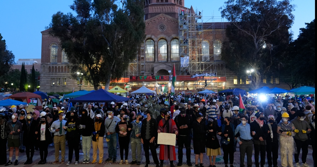 Manifestantes propalestinos entrelazan los brazos en el campus de UCLA el miércoles 1 de mayo de 2024 en Los Ángeles.