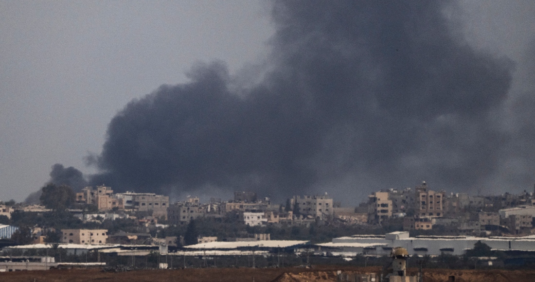 Una humareda se alza tras una explosión en la Franja de Gaza, vista desde el sur de Israel, el martes 28 de mayo de 2024.