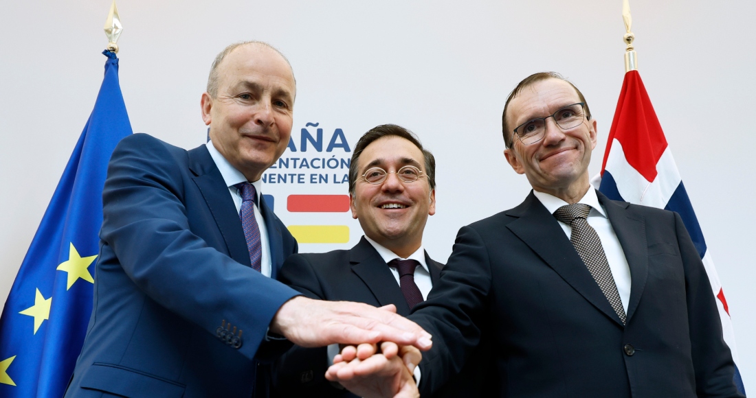 De derecha a izquierda, el Ministro de Exteriores de Noruega, Espen Barth Eide; su homólogo español, Jose Manuel Albares, y el irlandés, Micheal Martin, posan para una fotografía tras una conferencia de prensa, en Bruselas, el 27 de mayo de 2024.