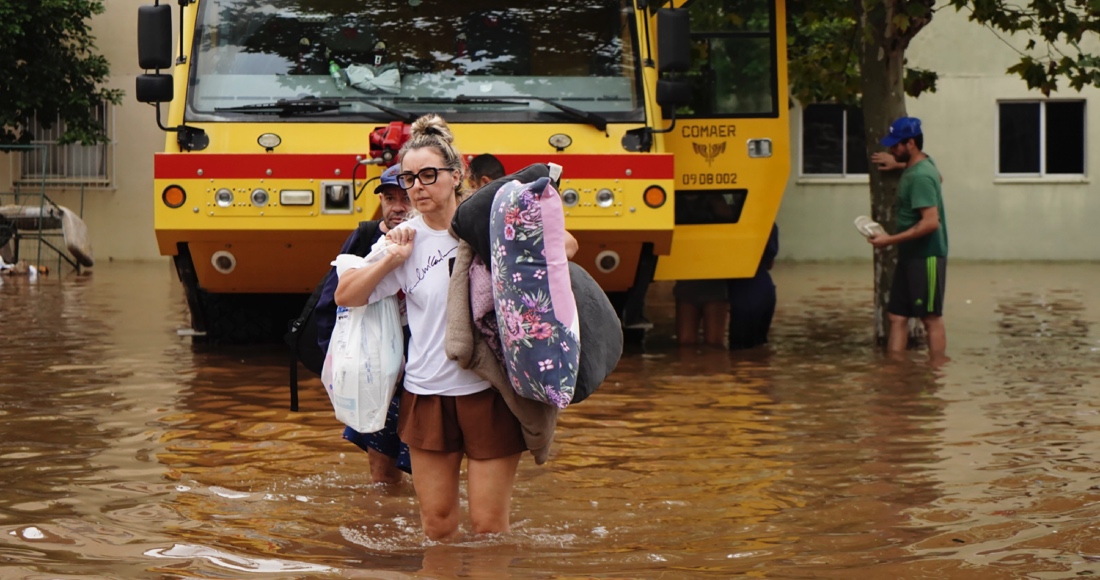 Residentes evacúan un vecindario inundado por fuertes lluvias en Canoas, estado Rio Grande do Sul, Brasil, el 4 de mayo de 2024.